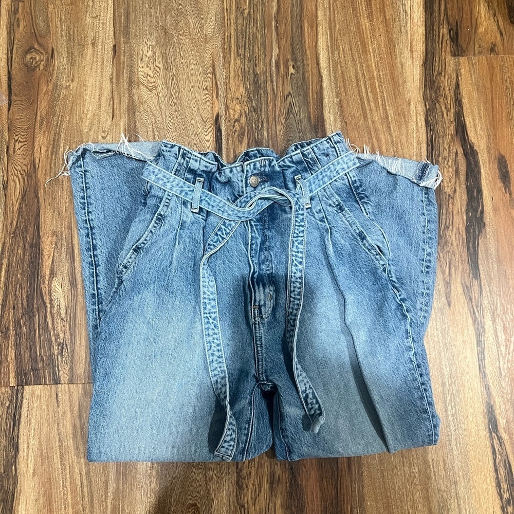 Abercrombie & Fitch Medium Blue Denim Paperbag Waist Jeans Size 0 25 EUC Trendy